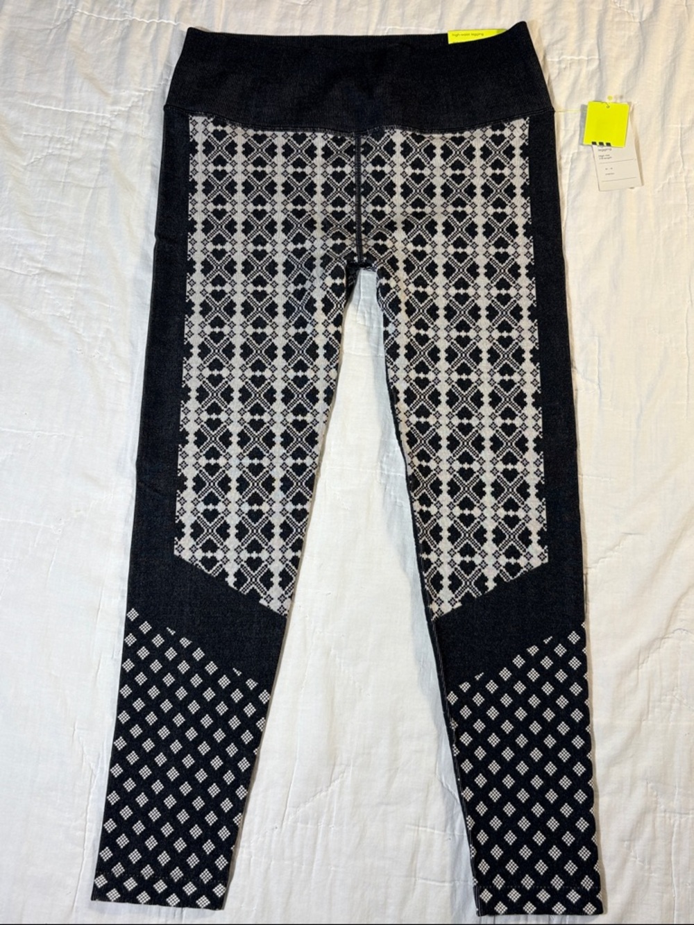 High-Rise 7/8 Length Jacquard Knit Black and White Pattern Leggings Size L‎ NWT